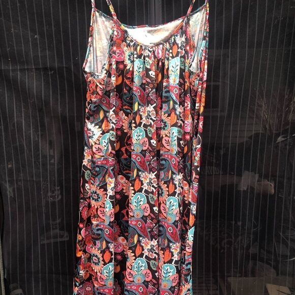 Floral halter dress . Lightweight built in slip layer . Perfect for summer .35” - Picture 8 of 8